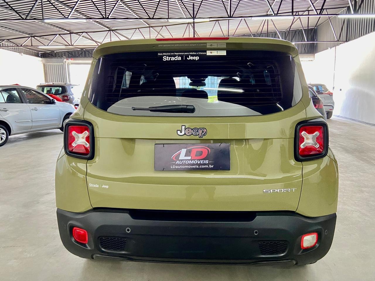 Jeep Renegade Sport 1.8, flex, 4 x 2 manual.