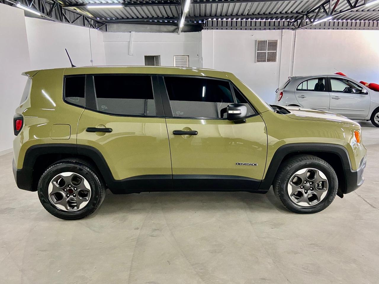 Jeep Renegade Sport 1.8, flex, 4 x 2 manual.