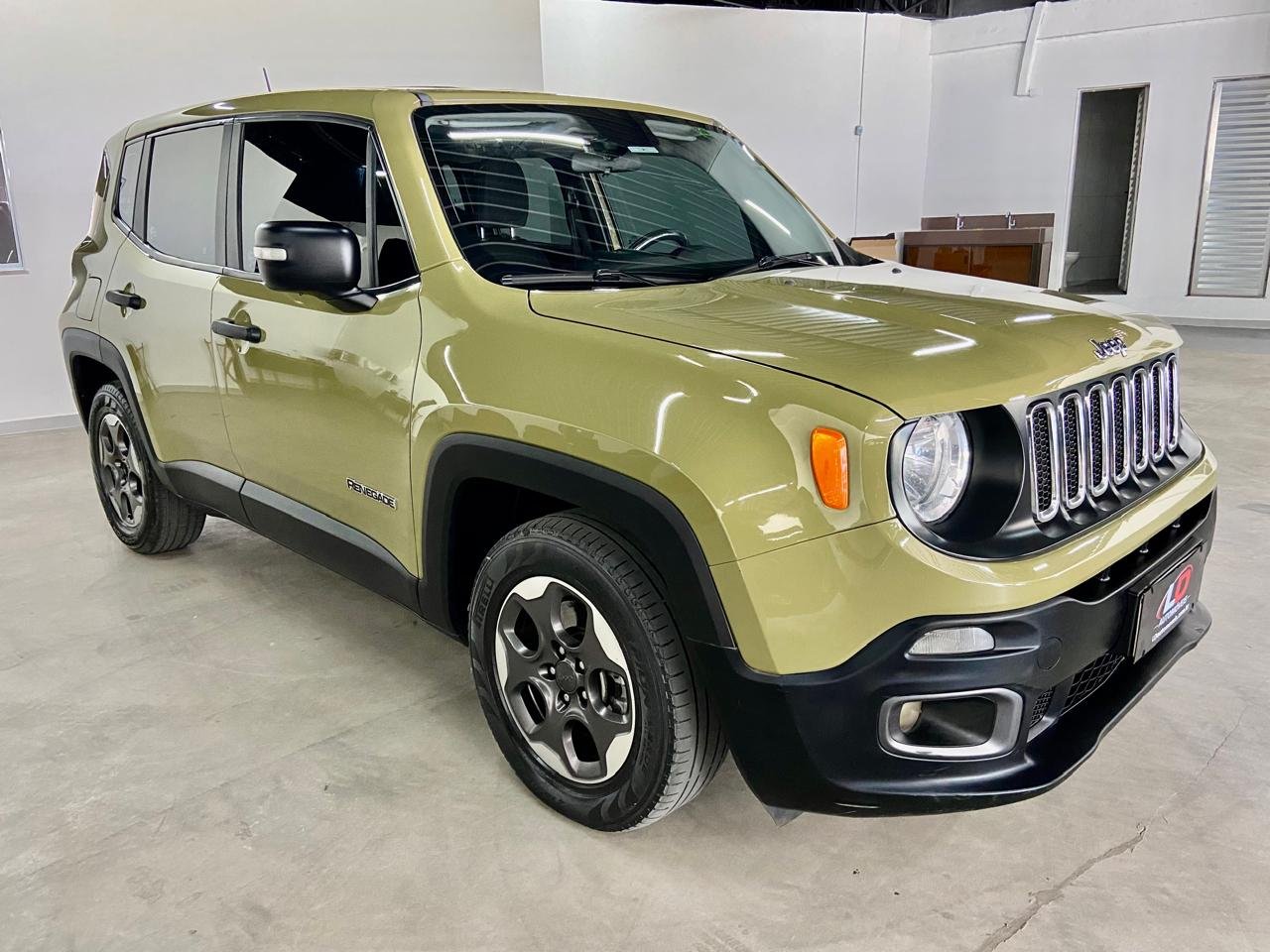 Jeep Renegade Sport 1.8, flex, 4 x 2 manual.
