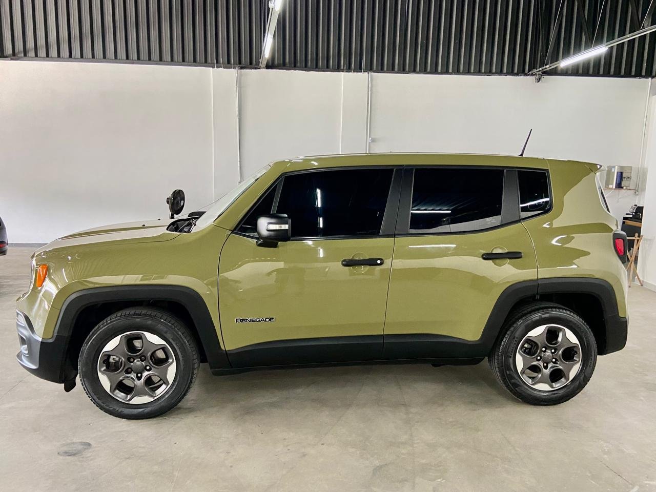 Jeep Renegade Sport 1.8, flex, 4 x 2 manual.