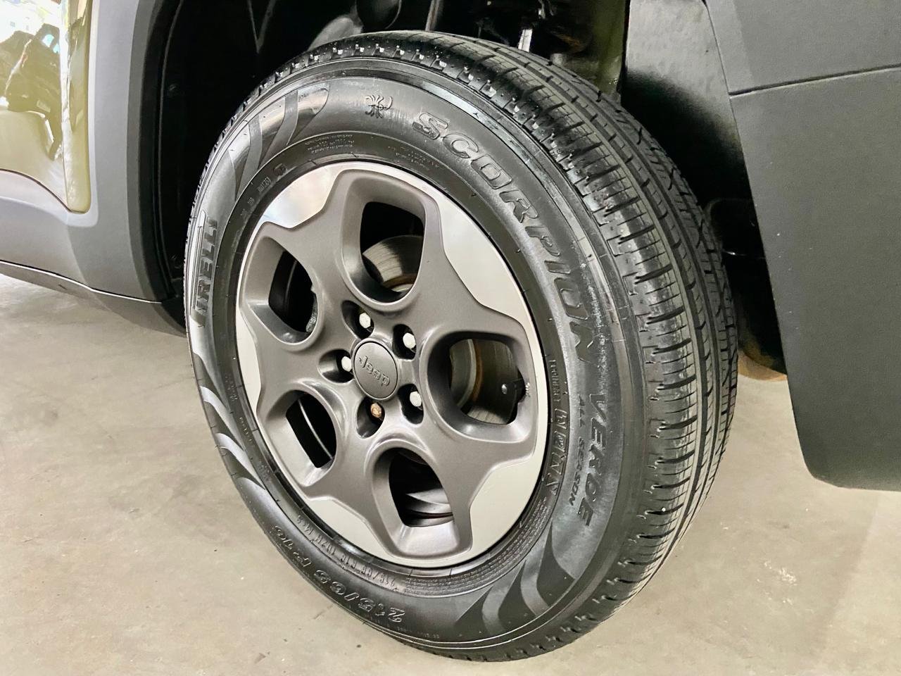 Jeep Renegade Sport 1.8, flex, 4 x 2 manual.