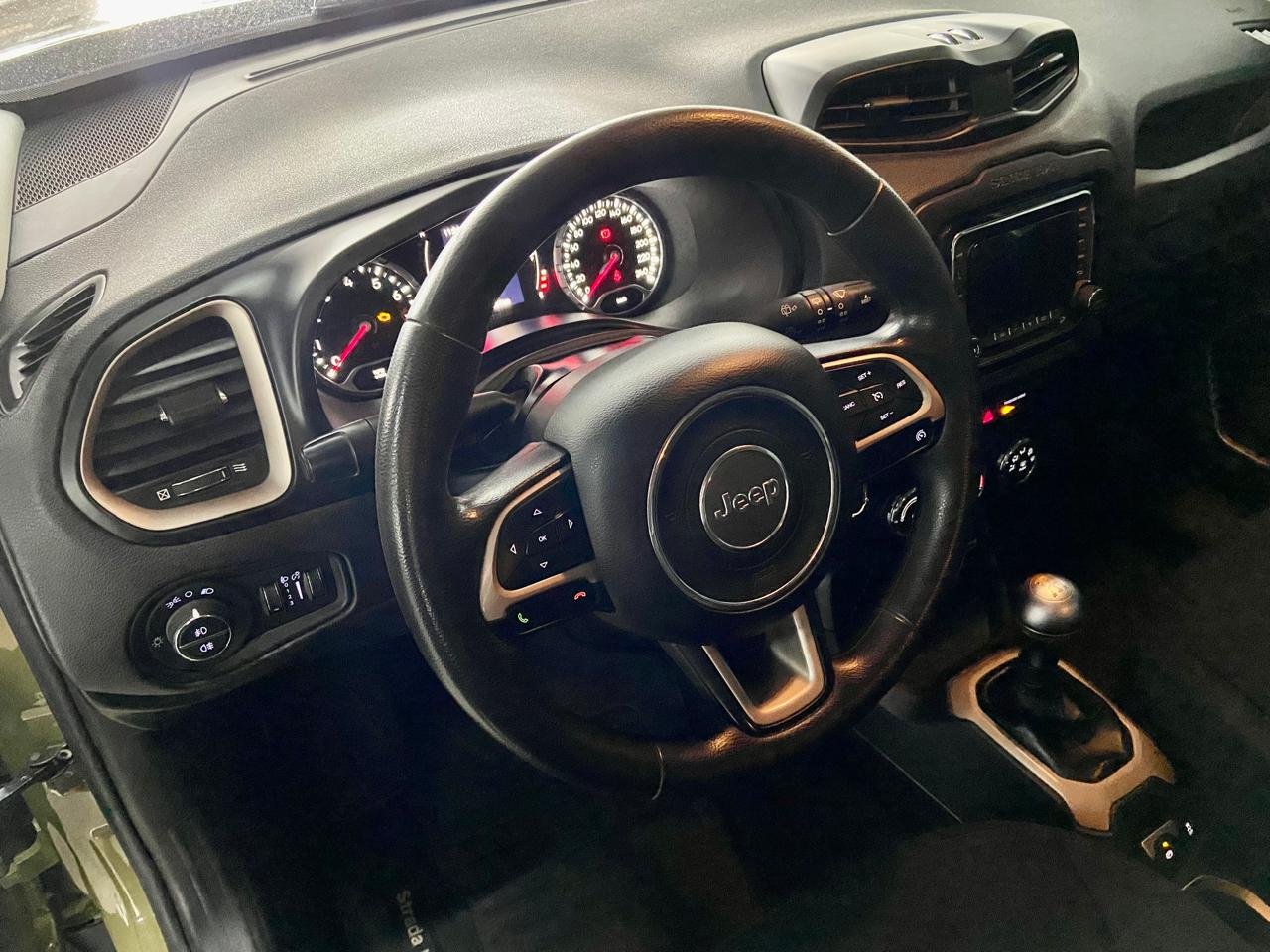 Jeep Renegade Sport 1.8, flex, 4 x 2 manual.