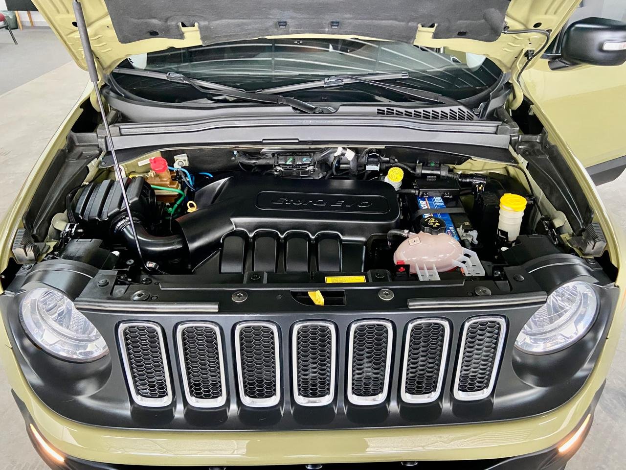 Jeep Renegade Sport 1.8, flex, 4 x 2 manual.