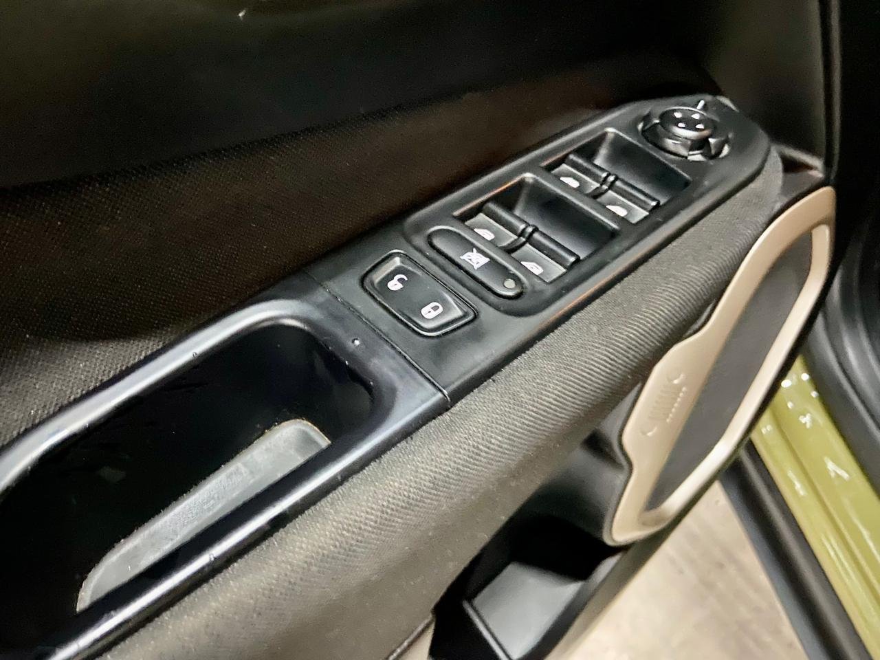 Jeep Renegade Sport 1.8, flex, 4 x 2 manual.